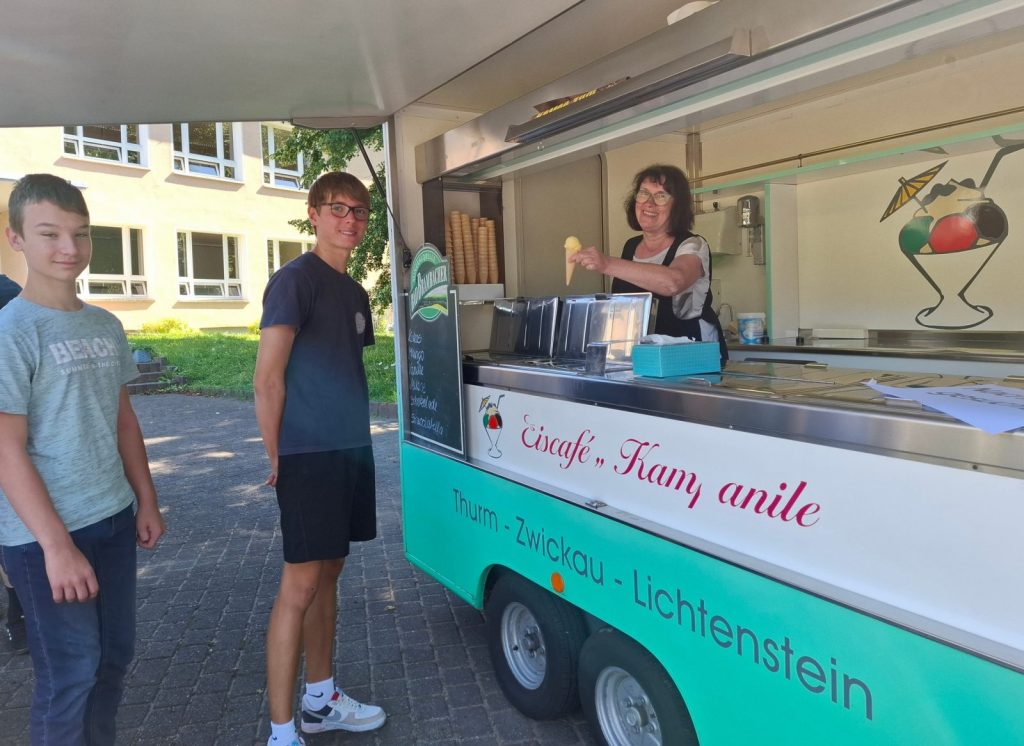 Zum Schulstart kam der Eiswagen zur Achatschule